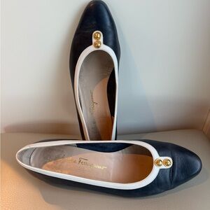 Salvatore Ferragamo Women’s Navy Blue Leather Heels with White Trim 9.5